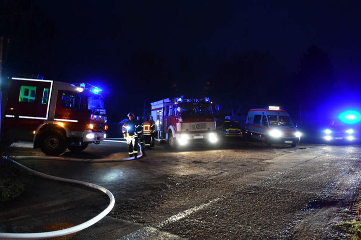 Die Feuerwehr war mit mehreren Einsatzwagen vor Ort.