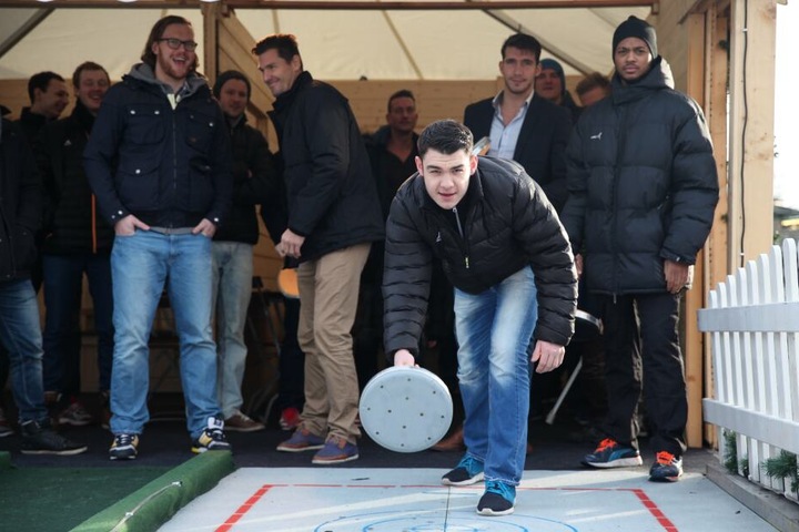 Diese Handballer des HC Elbflorenz hatten bereits 2014 mächtig Spaß beim Curling und Eisstockschießen.