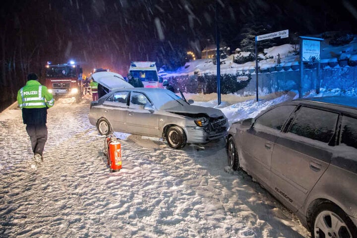 Der Hyundai geriet in den Gegenverkehr und krachte frontal in einen Audi.
