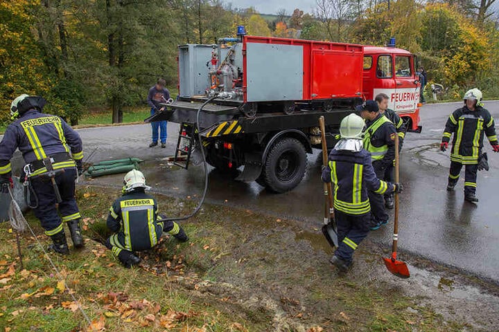 Die Kameraden spülten Straße und Kanalisation von der Gülle frei.