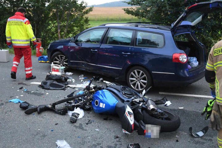 Der Motorradfahrer wurde bei dem Unfall schwer verletzt.