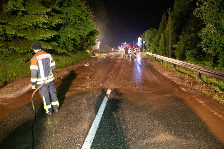 Der Schlamm schob sich die Straße entlang, türmte sich teilweise meterhoch an den Seiten.