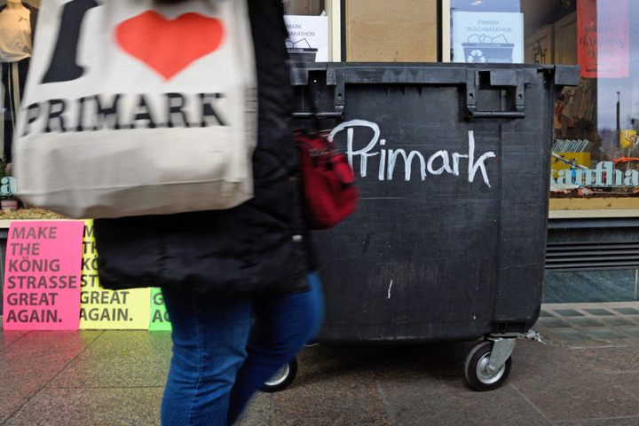 In diesen Container sollten Primark-Kunden ihre Einkäufe werfen - so der Wunsch vom Kaufhaus Mitte und dem Café "Mission Coffee".