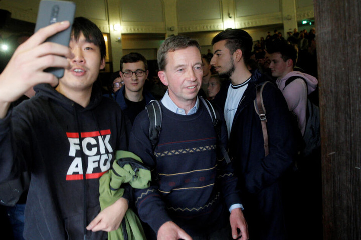 Bernd Lucke verlässt nach seiner verhinderten Antrittsvorlesung den Hörsaal der Universität.