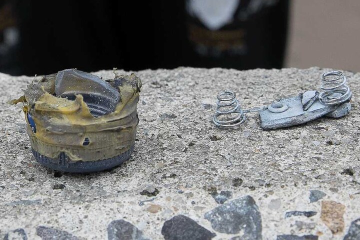 Die Teile des detonierten Sprengsatzes wurden vor Ort gesichert. Nun tauchte ein Metallstück auf, dessen Herkunft völlig unklar ist.