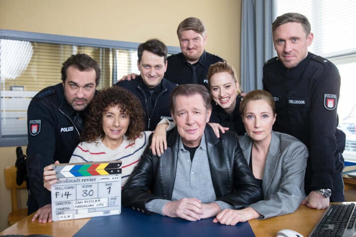 Zahlreiche Schauspieler prägen das Großstadtrevier, besonders beliebt ist Jan Fedder (Mitte).
