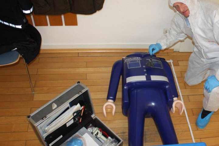 Die Spurensicherung stellte den Unterkörper der großen Playmobil-Figur sicher.