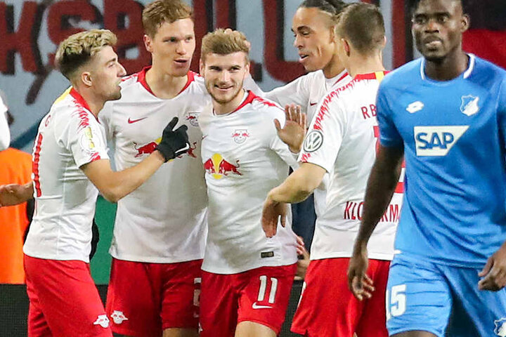 Er erlegte die TSG Hoffenheim im Alleingang: Timo Werner (Dritter v. l.) wird von seinen Leipziger Teamkollegen gefeiert.