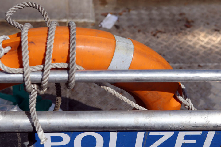 Die Wasserschutzpolizei fand den leblosen Körper des 77-Jährigen unter dem Segel eines Boots. (Symbolbild)