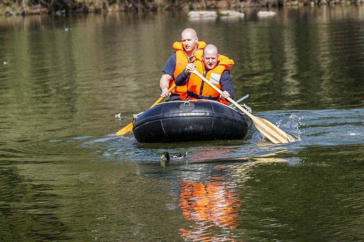 Es war kein leichtes Unterfangen, die Ente aus dem See zu fischen.