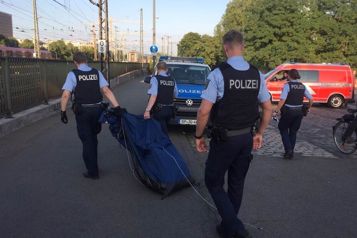 Die Höhenretter der Feuerwehr fanden ein Zelt unterhalb des Brückengehwegs, Beamte der Polizei transportierten es ab.