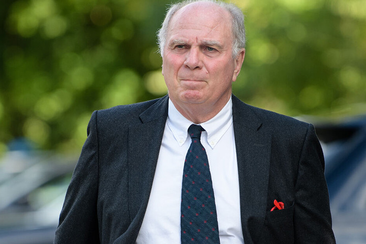 Auch wenn sich Uli Hoeneß nicht mehr zur Wahl des Präsidenten zur Verfügung stellen will, seine Bayern verteidigt er wohl ein Leben lang.
