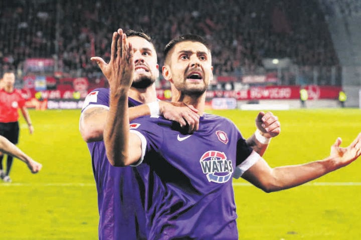Tor für Aue. FCE-Spieler Dimitrij Nazarov trifft per Foulelfmeter zum 1:1 und jubelt mit Pascal Testroet.
