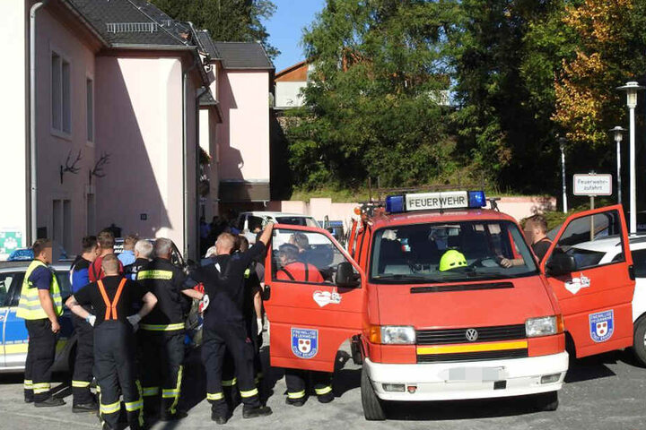 Kameraden der Feuerwehr sind in Polenz eingetroffen.