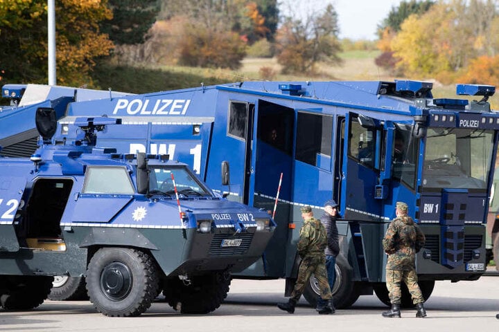 Wasserwerfer stehen bei einer Terrorübung bereit. (Symbolbild)