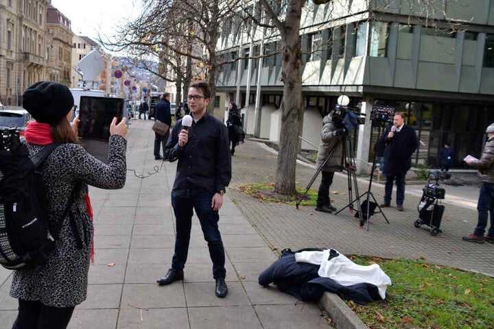 Reporter vor dem Gerichtsgebäude am Montagvormittag.