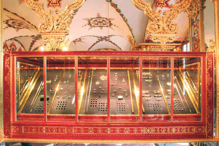 Diese Vitrine schlagen die Diebe in Dresden im Video ein. Viele Stück lassen sie aber zurück, denn sie sind mit dem Untergrund vernäht.