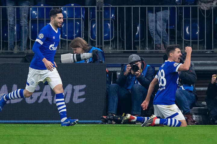 Schalkes Alessandro Schöpf (r.) bejubelt mit seinem Teamkollegen Suat Serdar seinen Treffer zum 1:0.