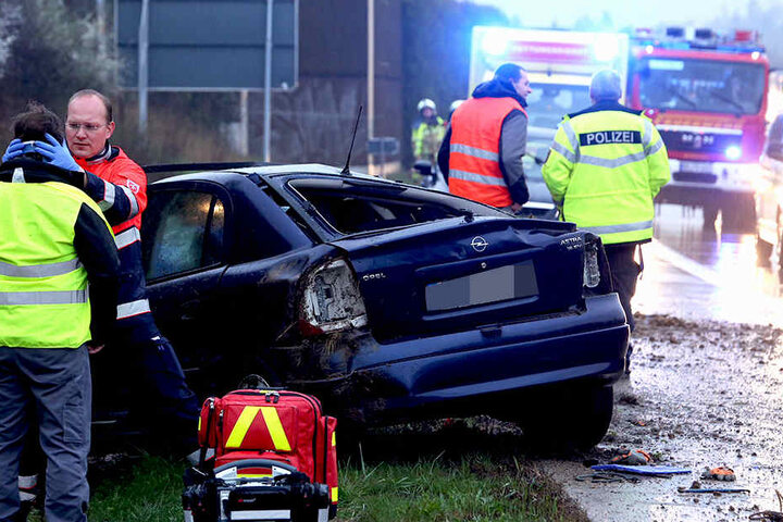 Der Wagen landete in einer Böschung.