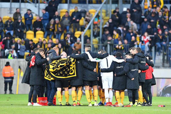 Eng zusammen rückten die Schwarz-Gelben erst im Spielerkreis nach Abpfiff. Vorher schien die Defensive bei den gegnerischen Angriffen offen wie ein Scheunentor.