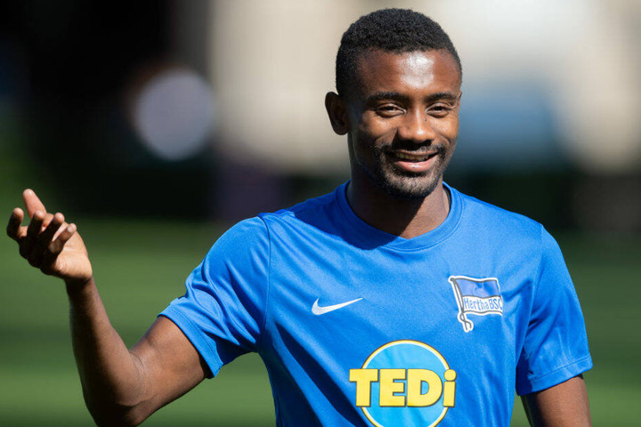 Salomon Kalou kommt zum Trainingsplatz.