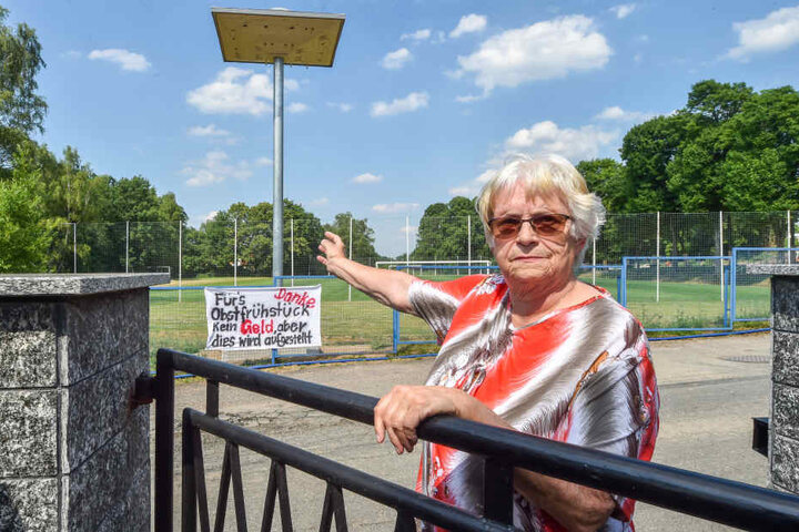 Helga Köschel (76) befürchtet Dreck und Lärm durch den Vogelturm, den die Stadt aufstellen ließ.
