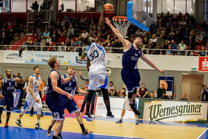 Jervon Pressley (Nr. 30), hier gegen Paderborn, wird im Spiel gegen Crailsheim erneut fehlen.