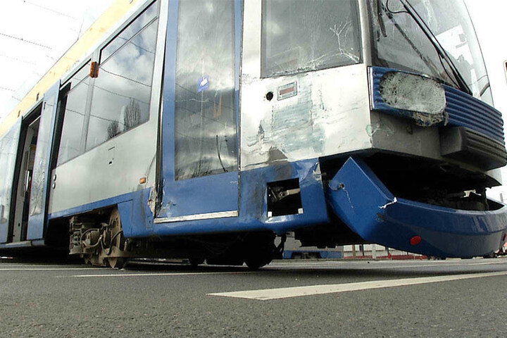 Glücklicherweise saßen in der Straßenbahn keine Passagiere, als der Unfall passierte.