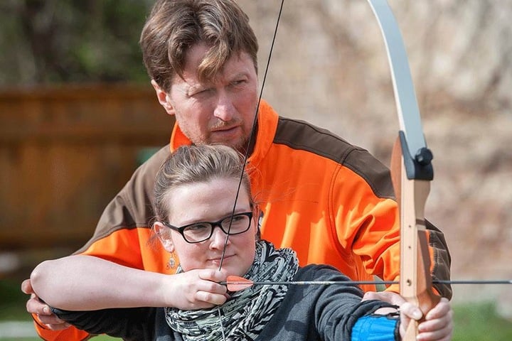 Die Technik macht's: Trainer Knut Kieschkar (49) zeigt Yvette Hauptlorenz (28), wie man den Bogen richtig hält.