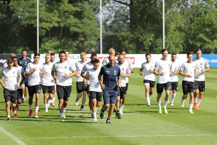 Aues Fitnesstrainer Werner Schoupa geht voran, die Mannschaft folgt ihm. Seit er in Aue tätig ist, gab es nur eine Muskelverletzung.