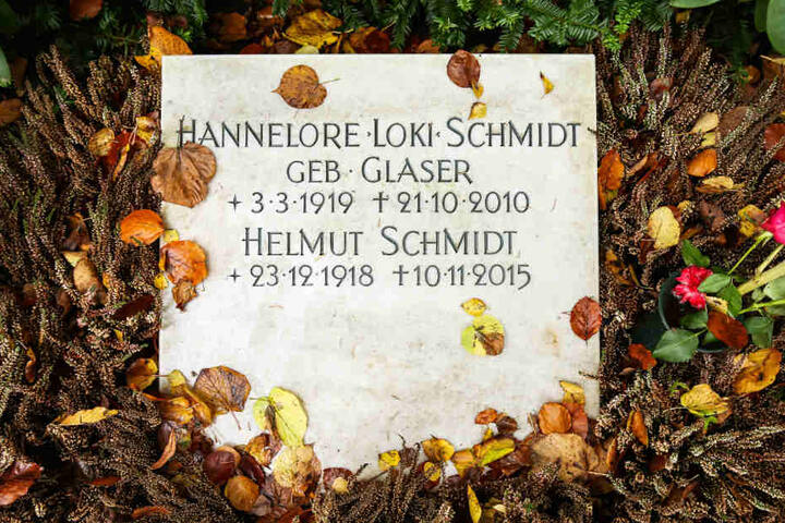 Auf dem Friedhof Ohlsdorf sind zahlreiche Prominente begraben (Archivbild).