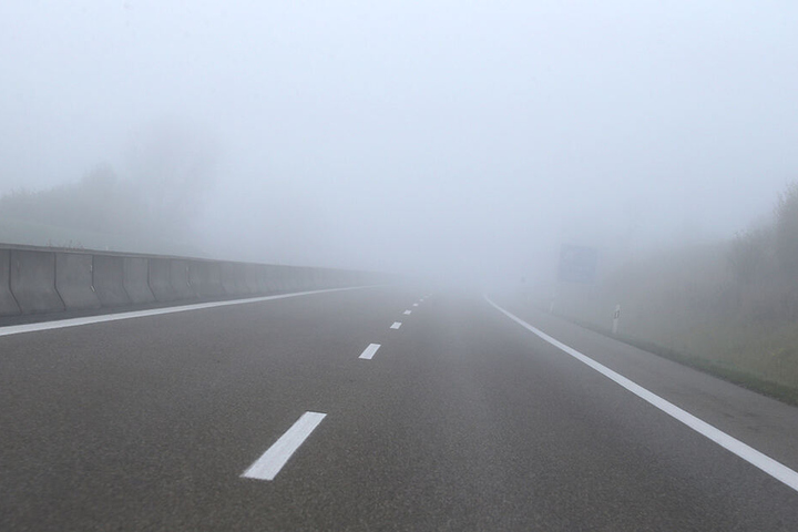 Morgennebel liegt über der Autobahn A96.