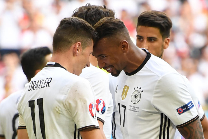Jérôme Boateng jubelt mit Julian Draxler über den Treffer zum 2:0 gegen die Slowakei.