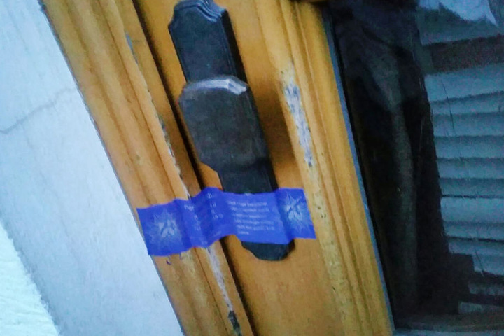 Nach der Durchsuchung wurde das Haus versiegelt.