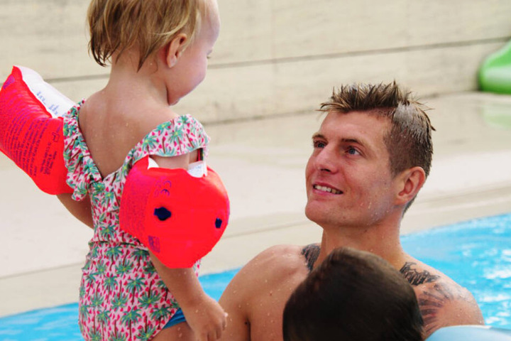 Die Doku über Toni Kroos gewährt nie zuvor gesehene Einblicke in sein Familienleben.