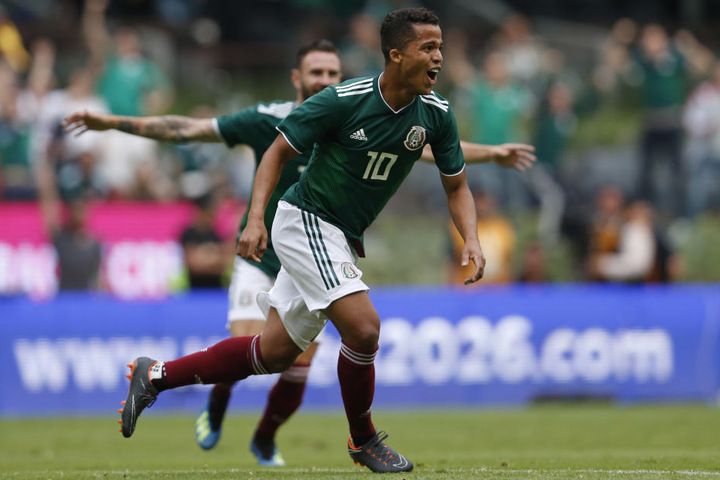Im Testspiel bejubelte Mexikos Giovani dos Santos seinen Treffer zum 1:0. Danach soll er mit einigen seiner Spielerkollegen ausgiebig gefeiert haben.