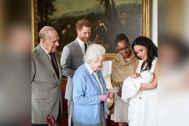 Herzogin Meghan zusammen mit Prinz Harry, ihrem Sohn Archie, Königin Elizabeth II., dem Herzog von Edinburgh und ihrer Mutter Doria Ragland (zweite von rechts).
