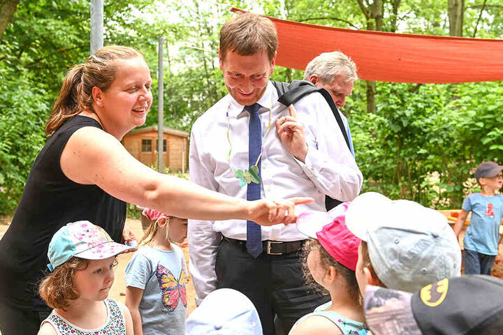 "Das ist der Chef in Sachsen." Der Landesvater besucht einen Kindergarten.