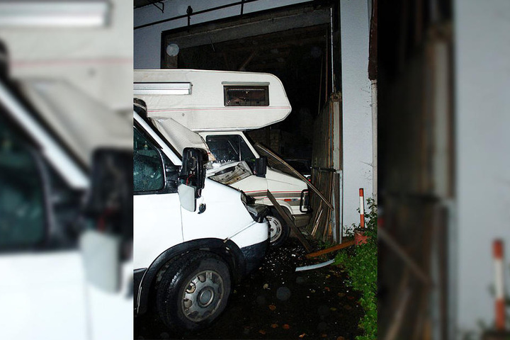 Der Lieferwagen drückte das Wohnmobil in ein Scheunentor.
