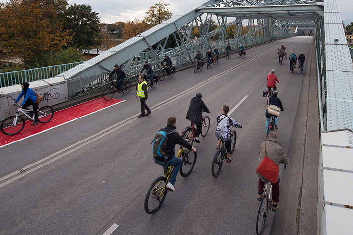 Zahlreiche Radfahrer hatten am Donnerstag das Blaue Wunder ganz für sich alleine. Allerdings nur für 10 Minuten.