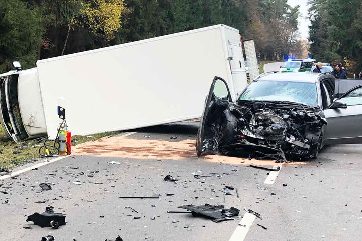 Bei einem Zusammenstoß zwischen einem Mercedes und einem Laster sind zwei Menschen verletzt worden.