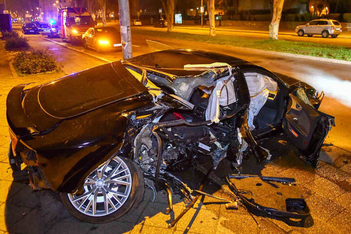 Der Audi wurde total geschrottet.
