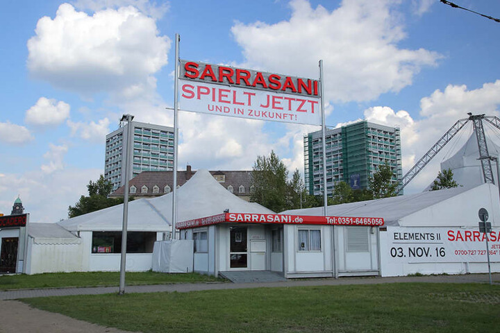 Klare Botschaft: Am aktuellen Standort nahe dem Hauptbahnhof stellt Sarrasani fest: Sie spielen jetzt und in Zukunft.
