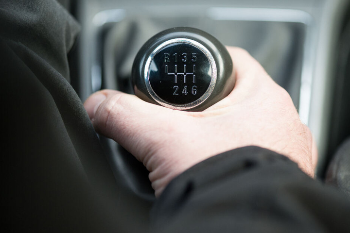 Der Mann ohne Fahrerlaubnis stiegt völlig betrunken ins Auto ein. (Symbolbild)