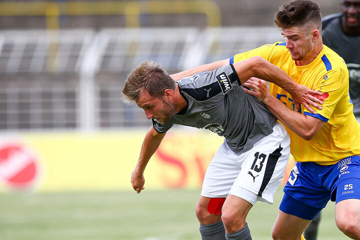 Zwickaus Mike Könnecke (links) wurde wie die gesamte Mannschaft aggressiv von Lok bearbeitet.