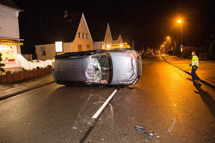 Das Auto blieb auf der Seite liegen.