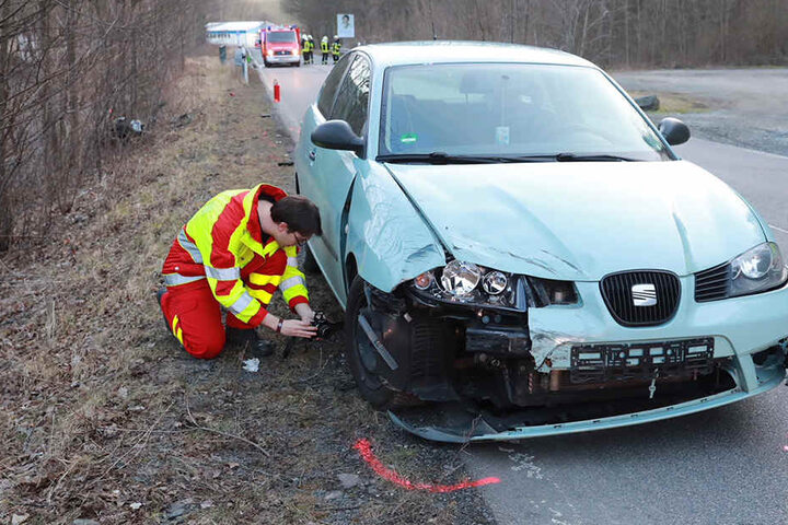 Ersten Erkenntnissen zufolge hat der Seat-Fahrer den Biker übersehen und von der Straße gerammt.