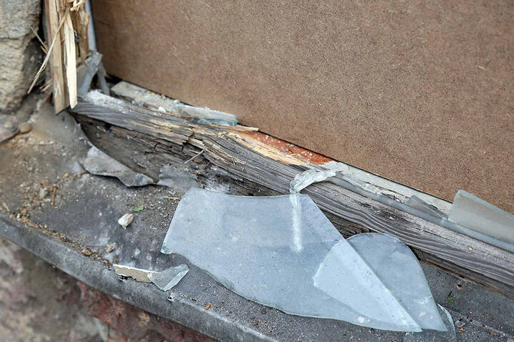 Der Sprengkörper zerstörte eine Scheibe und den Fensterrahmen. Schaden: rund
2 500 Euro.