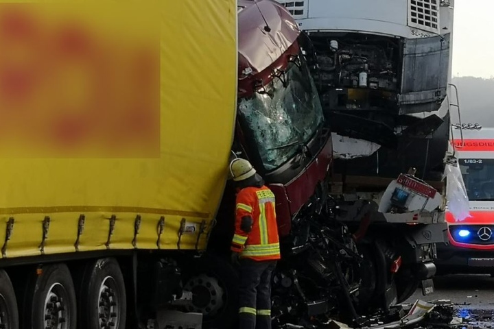 Der Fahrer eines LKW war eingeklemmt und erlitt lebensgefährliche Verletzungen.