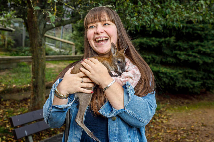 Mit TAG24-Redakteurin Caroline Staude ging die kleine Känguru-Dame auf Kuschelkurs.